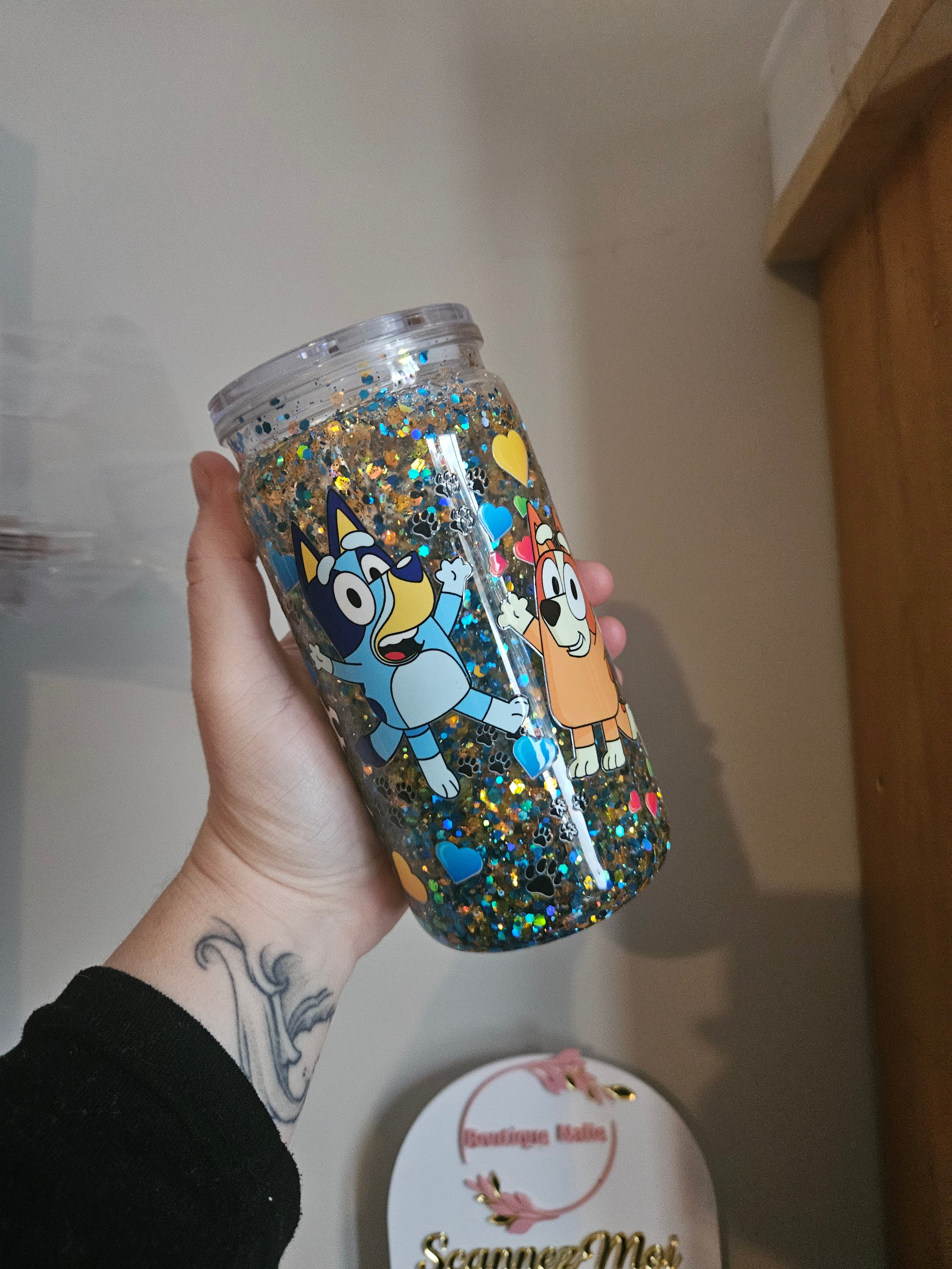 Chiens animés bleu et orange